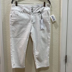 NWT. D Jeans NY White High-Waist Capris Will Fit 2-1/2” Belts